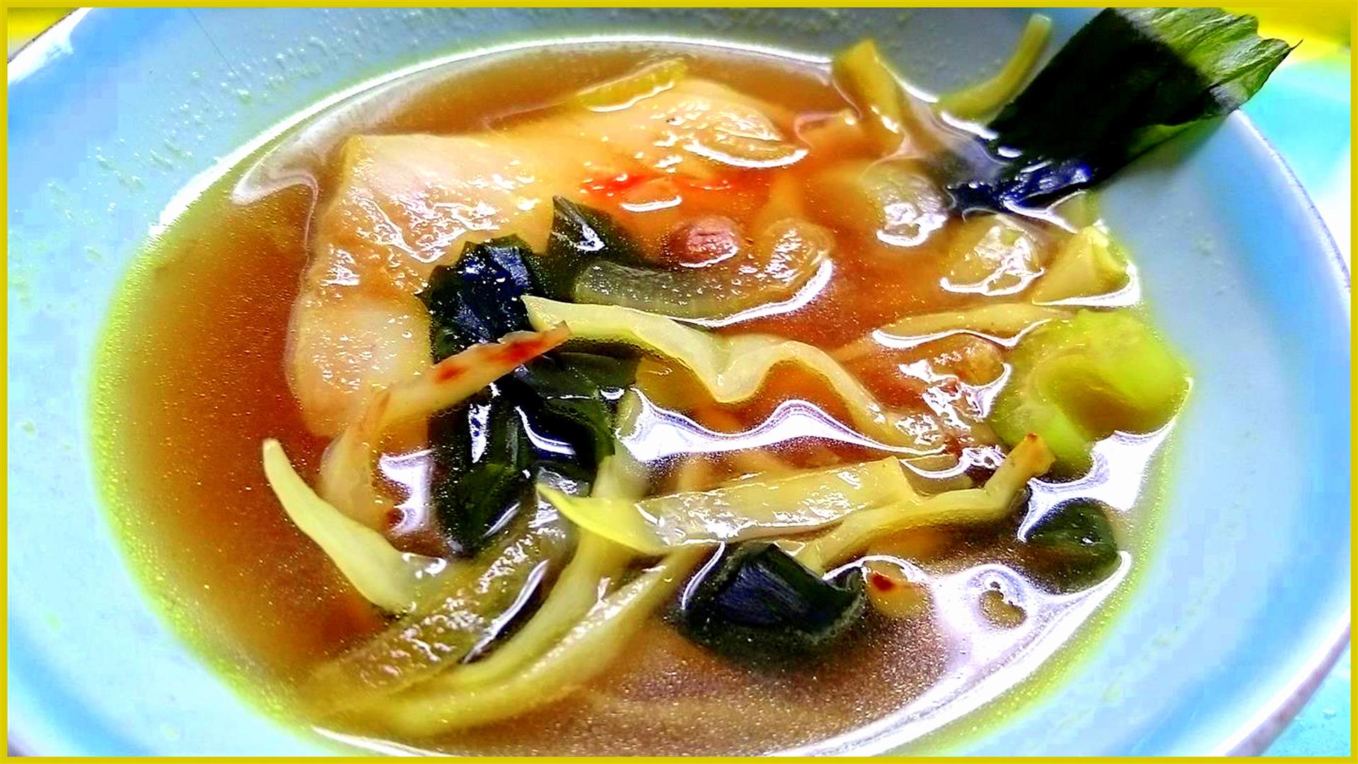 Fischsuppe mit Algen, Safran, Kabeljau und Gemüse