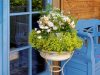 Blumenbouquet auf der Terrasse